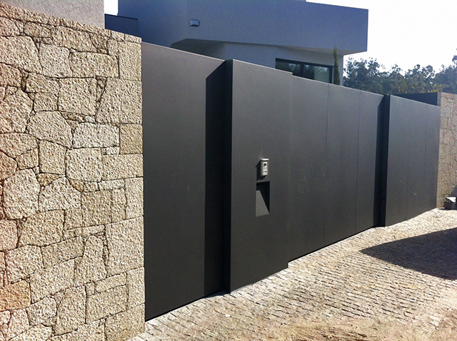 Portão Exterior Moderno em Metal Portão exterior metálico moderno em ferro e chapa lacada para habitação ou indústria