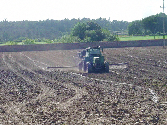 Alfaias Agrícolas e Equipamentos Mecânicos Fabrico e assistência a alfaias agrícolas e maquinaria pesada em trabalho de campo
